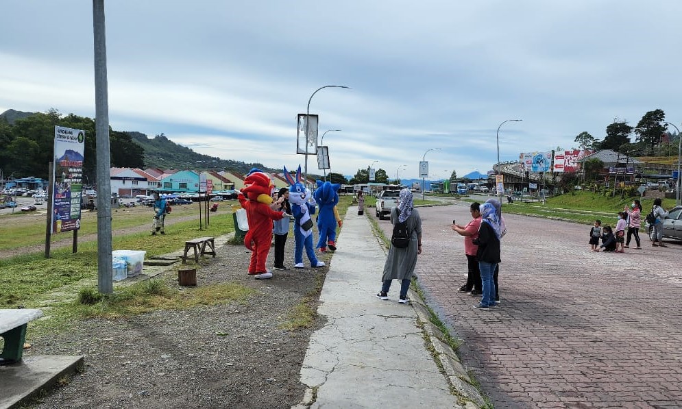 Visitors to Kundasang take photos with the cartoon mascots that have drawn the ire of Datuk Johan Ariffin Abdul Samad. Assoc Prof Ramzah Dambul counters that there is nothing wrong with some diversity when it comes to creating tourist attractions. – Johan Ariffin Abdul Samad pic, August 7, 2022