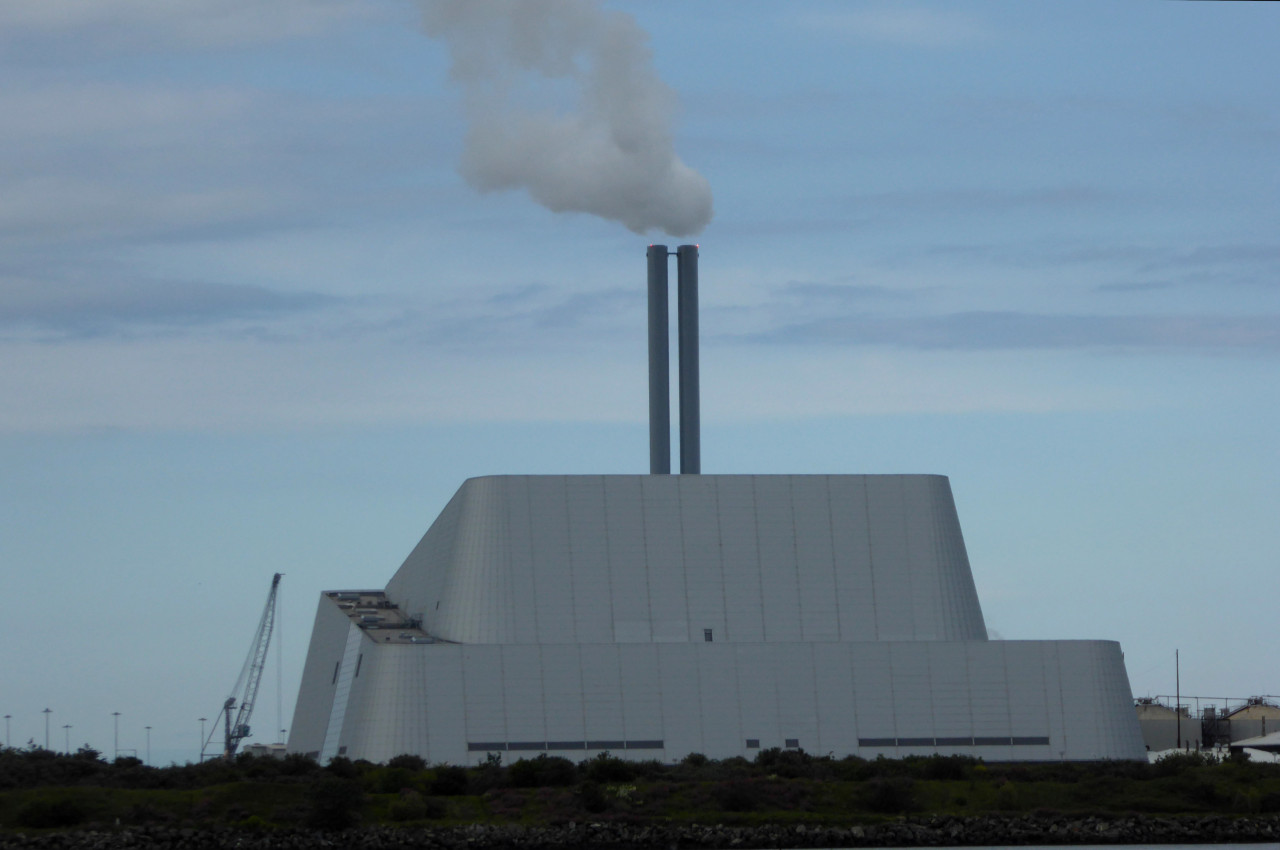 Prof Agamutu Pariatamby notes that waste-to-energy plants – such as the one pictured here in Dublin, Ireland – are no longer a major threat to air quality. – Wikimedia Commons pic, August 11, 2022
