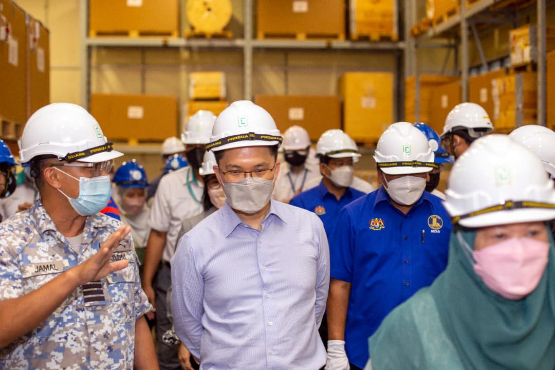 Wong Kah Woh (centre) has said his visit to Boustead Naval Shipyard Sdn Bhd (BNS) dockyard on December 11, 2021, was also attended by witnesses from the Defence Ministry, the Royal Malaysian Navy and BNS itself. – Wong Kah Woh Facebook pic, August 12, 2022