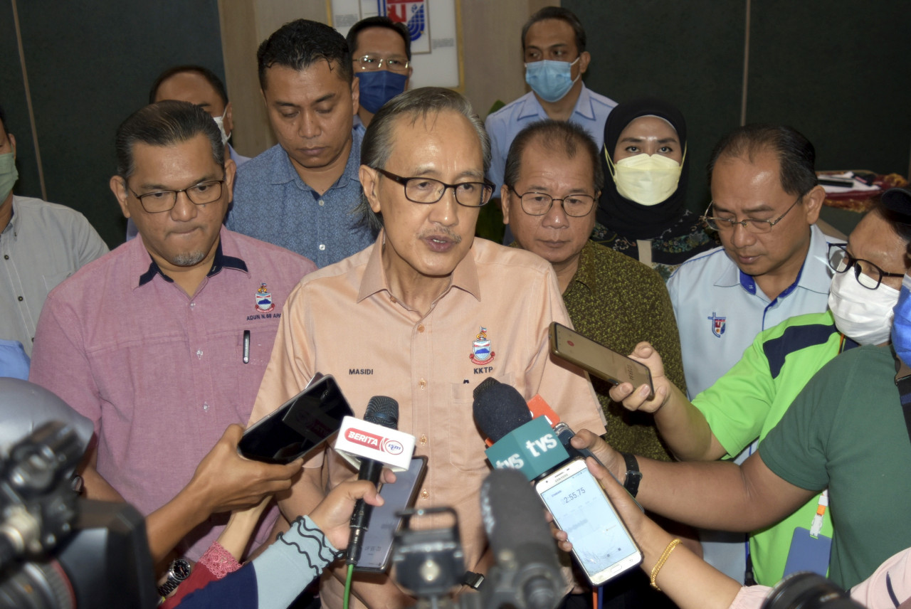 Last year, Sabah Finance Minister II Datuk Seri Masidi Manjun (centre) hit out at salaried civil servants who failed to make sure bridges are properly built and repaired across the state and for regularly putting the lives of rural children and adults at risk. – Bernama pic, February 5, 2023