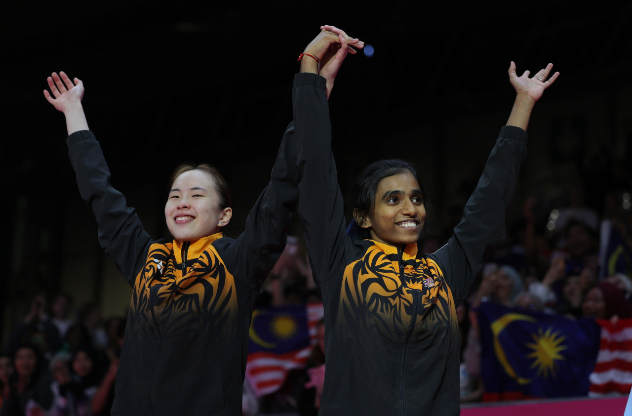Pearly Tan (left) and M. Thinaah celebrate winning gold in the women’s doubles event at the 2022 Commonwealth Games in Birmingham, United Kingdom on August 8, 2022. – Bernama pic, August 13, 2022