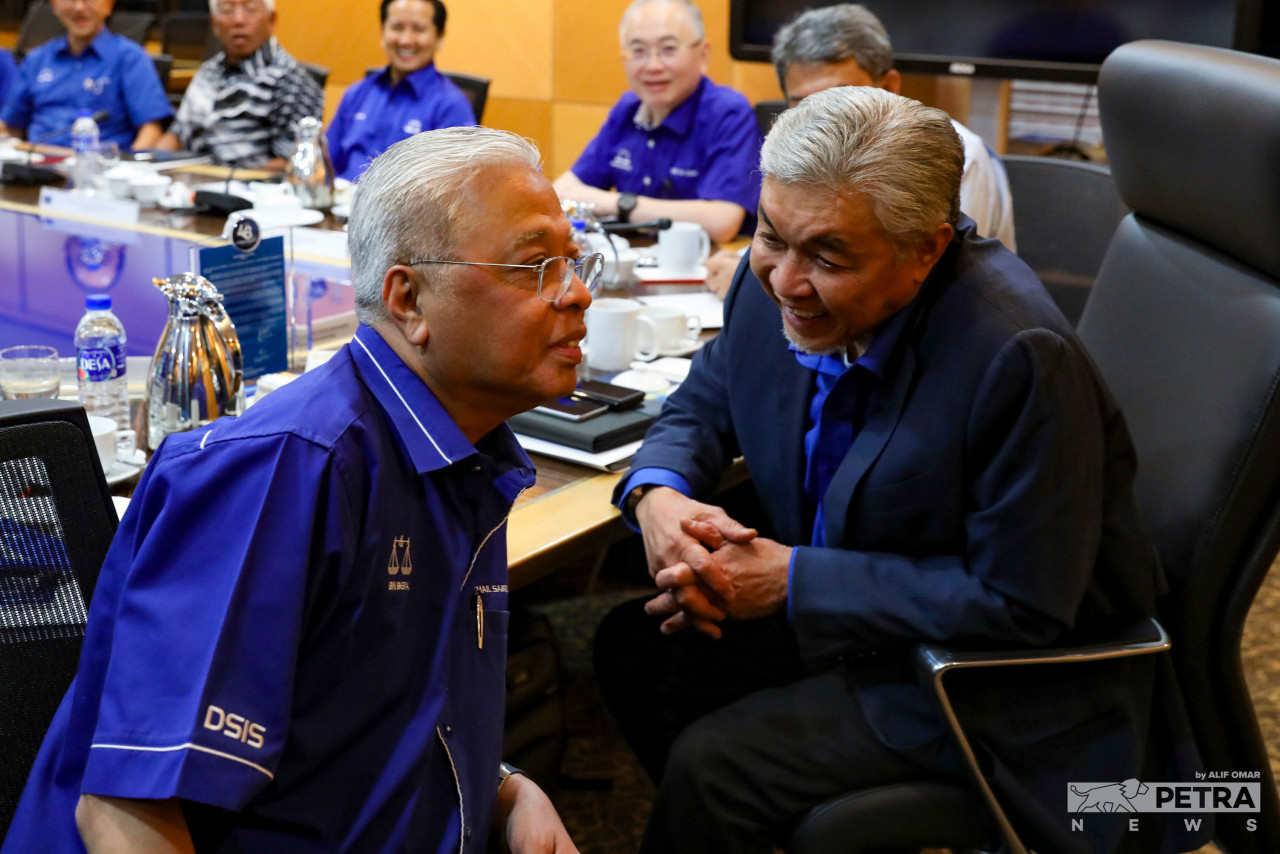 Umno will hold a special briefing tomorrow, called by party president Datuk Seri Ahmad Zahid Hamidi (right), where Prime Minister Datuk Seri Ismail Sabri Yaakob (left) could be sacked if he fails to meet the demands made by party warlords. – ALIF OMAR/The Vibes pic, August 26, 2022