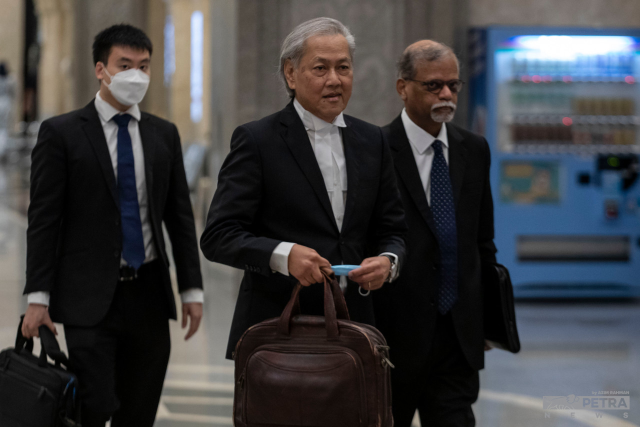 Lawyer Liew Teik Huat (centre) from Zaid Ibrahim Suflan TH Liew & Partners appears at the Palace of Justice in Putrajaya for Datuk Seri Najib Razak’s final appeal hearing against the ex-PM’s SRC International conviction on Monday. – AZIM RAHMAN/The Vibes pic, August 19, 2022