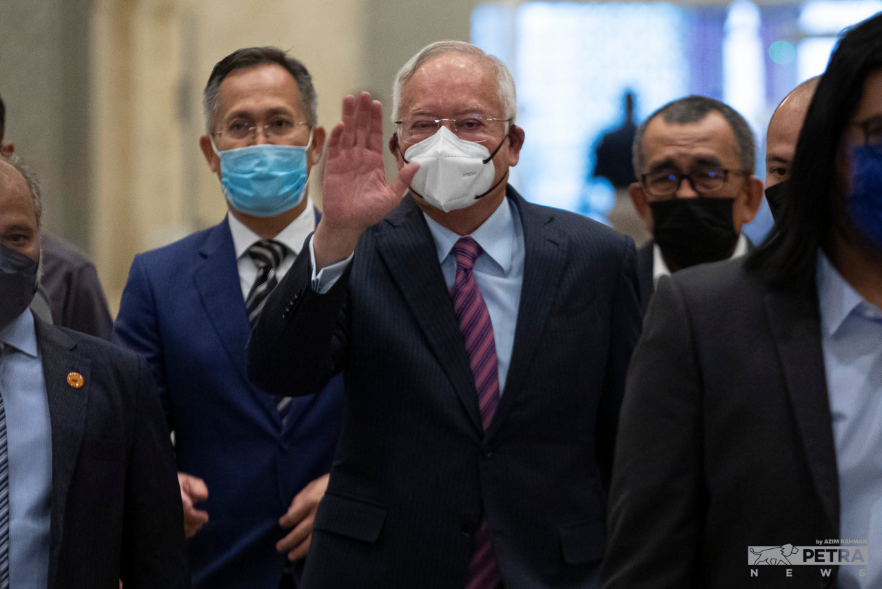 Datuk Seri Najib Razak (centre) arrives at the Palace of Justice in Putrajaya for the hearing of his appeal against his conviction in the SRC International case. The former prime minister has consistently maintained that he was unaware of the source of the RM42 million that was transferred into his bank account. – AZIM RAHMAN/The Vibes pic, August 19, 2022