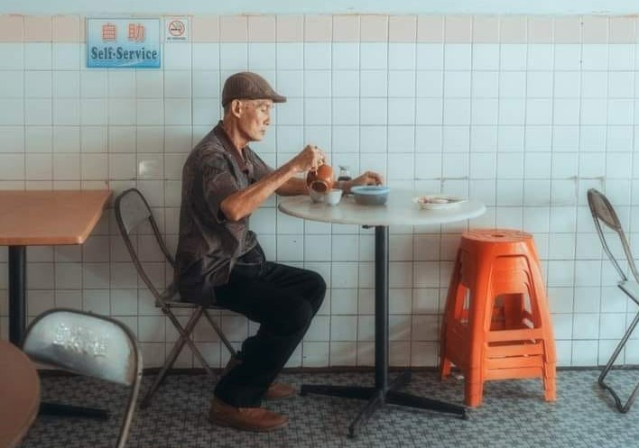 A man enjoys his local dish in a Penang kopitiam. Many eateries in Penang have already closed down due to high upkeep costs among other reasons. – Pic courtesy of Penang Today Community Facebook pic, August 20, 2022