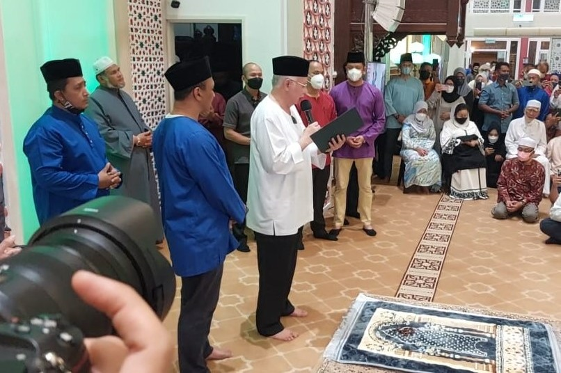 Datuk Seri Najib Razak arrives at the mosque around 8.30pm, with around 500 other attendees including Datin Seri Rosmah Mansor. – A. AZIM IDRIS/The Vibes pic, August 21, 2022