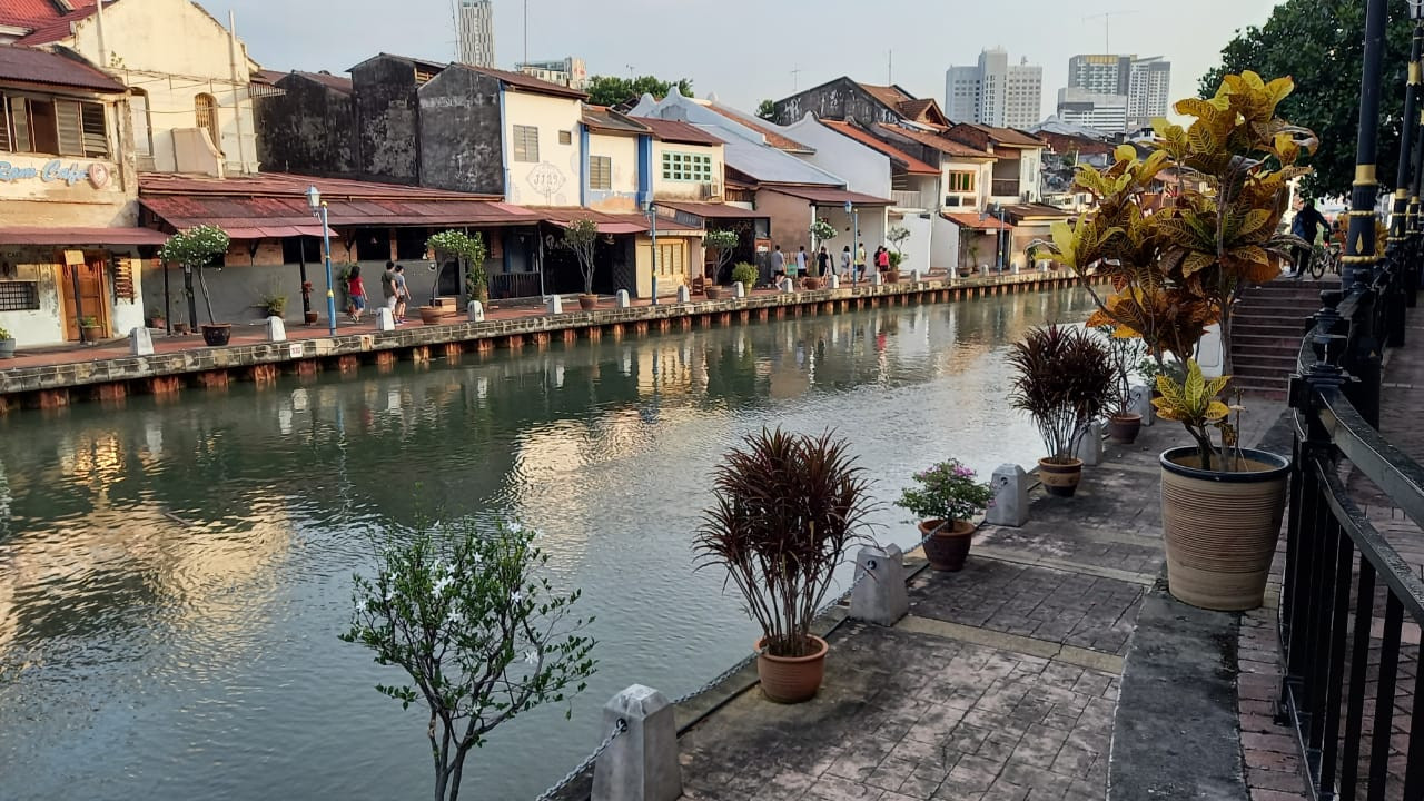  Sg Melaka is a central waterway along the heart of old Melaka town and a popular attraction for visitors of the heritage site. – HIMANSHU BHATT/The Vibes pic, August 22, 2022