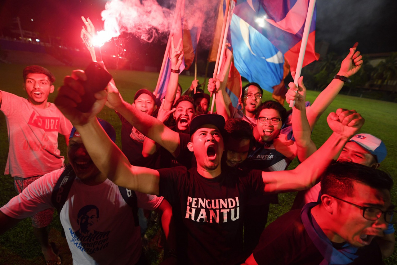 Pictured are Pakatan Harapan supporters celebrating the coalition’s win in the 14th general election in Kuala Lumpur on May 10, 2018. PH chairman Datuk Seri Anwar Ibrahim says over time the euphoria expressed following the win turned into dismay due to the coalition’s unfulfilled promises. – AFP pic, August 26, 2022