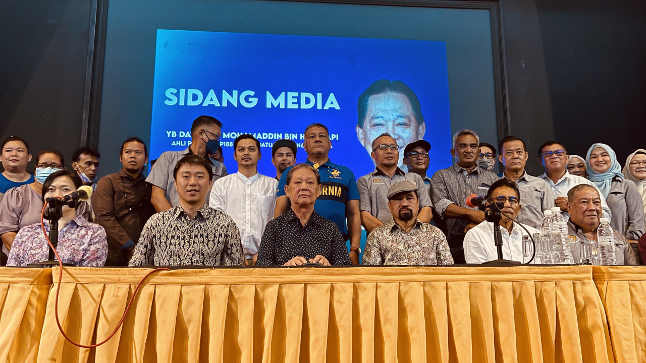 Parti Bangsa Malaysia (PBM) president Datuk Larry Sng (seated, second from left), new Sabah PBM chief, Datuk Mohamaddin Ketapi (seated, centre) and Parti Kuasa Rakyat leader Datuk Kamarazaman Yaakob (seated, third from right) taking a group photo with Mohamaddin’s followers at a press conference here today. – JASON SANTOS/The Vibes pic, August 28, 2022 
