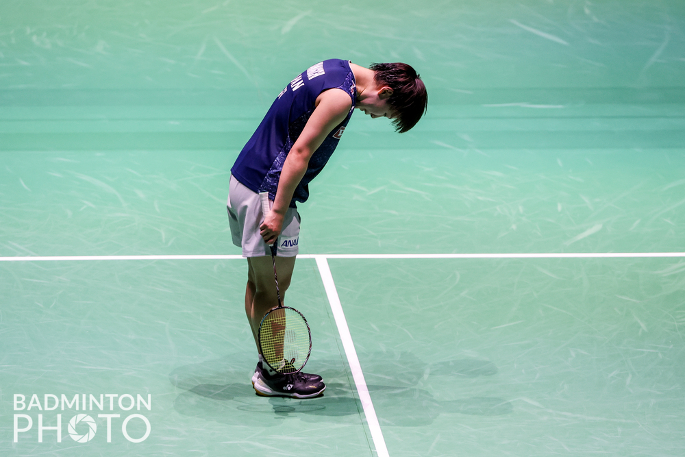 Women’s singles top shuttler Akane Yamaguchi thanks her fans for supporting her in the finals at the Tokyo Metropolitan Gymnasium today. – Badminton Photo pic, August 28, 2022 