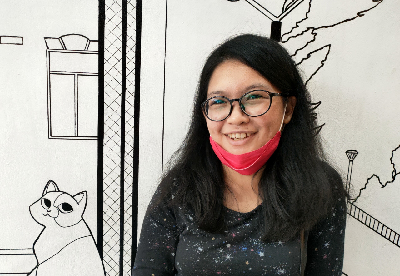 A Sabah restaurant worker, Yvonne Sofea Chong, mentions that prices in the state are high which contradicts the lack of well-paying jobs there. – REBECCA CHONG/The Vibes pic, August 31, 2022 