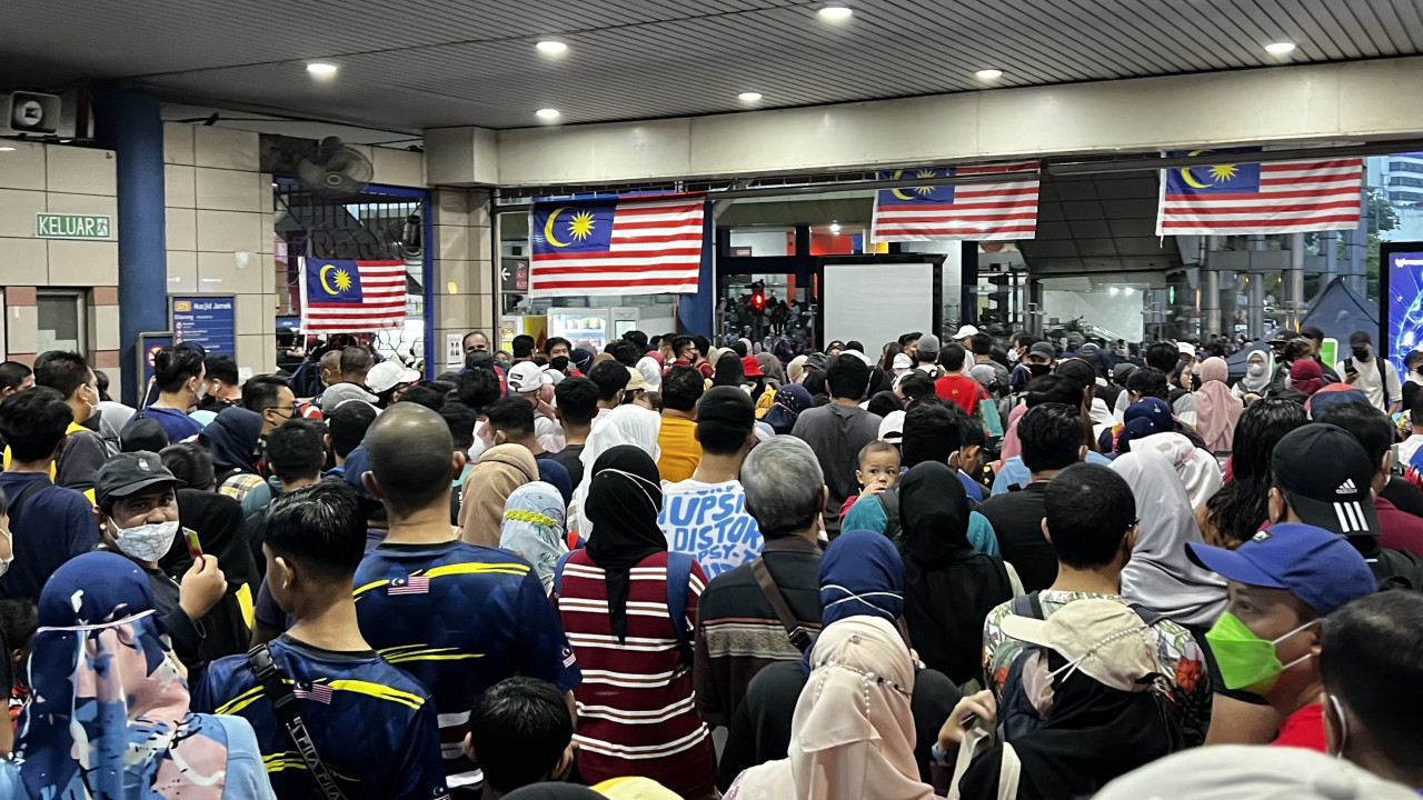 The Masjid Jamek LRT station seen at 7am. – LANCELOT THESEIRA/The Vibes pic, August 31, 2022 