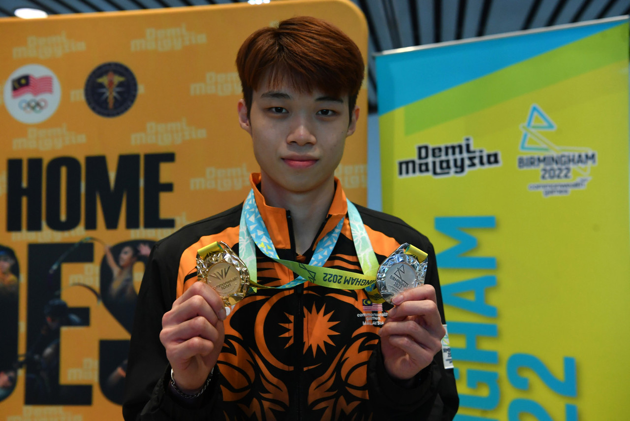 National shuttler Ng Tze Yong poses with his medals won at the 2022 Birmingham Commonwealth Games in Birmingham, the United Kingdom. On this Merdeka Day, he says he hopes to continue winning medals for Malaysia. – Bernama pic, August 31, 2022