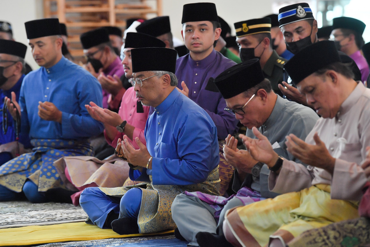 Yang di-Pertuan Agong Al-Sultan Abdullah Ri’ayatuddin Al-Mustafa Billah Shah, who is from Pahang, at Friday prayers today. He later decreed that mosques should never be used as a platform to insult fellow Muslims or for political means. – Bernama pic, September 2, 2022