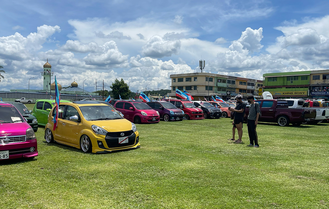 Several youths admire a car on show at the Keningau town field. Many local youth are leaving Keningau in search of jobs elsewhere rather than working on their family land. – JASON SANTOS/The Vibes pic, September 17, 2022