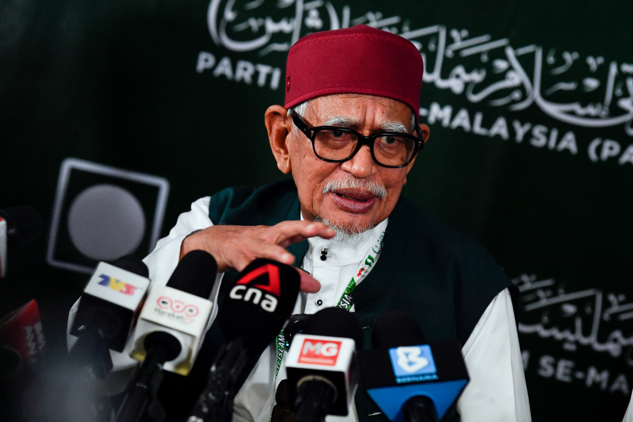 PAS appears to remain interested in forging ties with Umno, judging by PAS president Datuk Seri Abdul Hadi Awang’s hints that PAS might consider future collaboration with Umno ‘when the time is right’. – Bernama pic, October 17, 2022