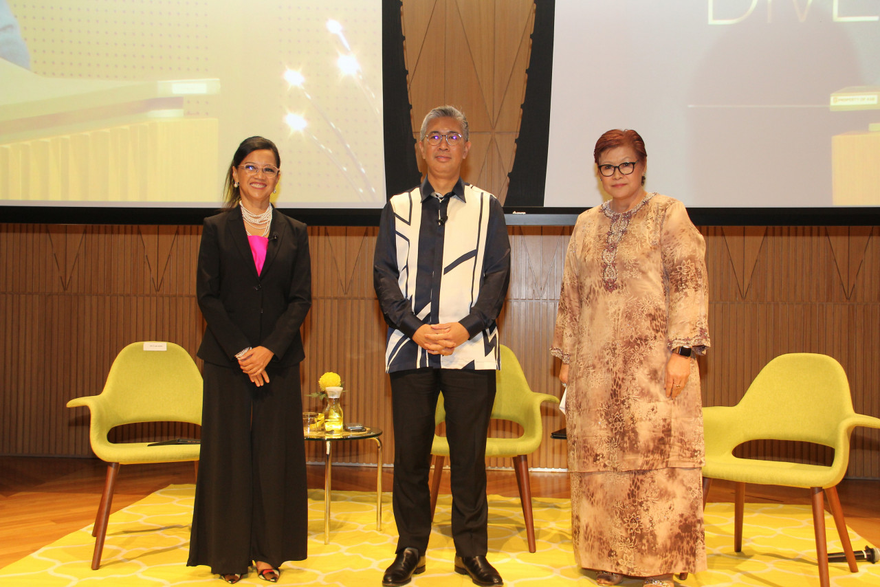 Finance Minister Datuk Seri Tengku Zafrul Tengku Abdul Aziz (centre) poses for a photo with chair of the 30% Club Malaysia and Maybank Investment Banking Group chief executive, Datuk Ami Moris (left) and Institutional Investors Council adviser and council member Lya Rahman. – ANNE EDWARDS/The Vibes pic, September 3, 2022