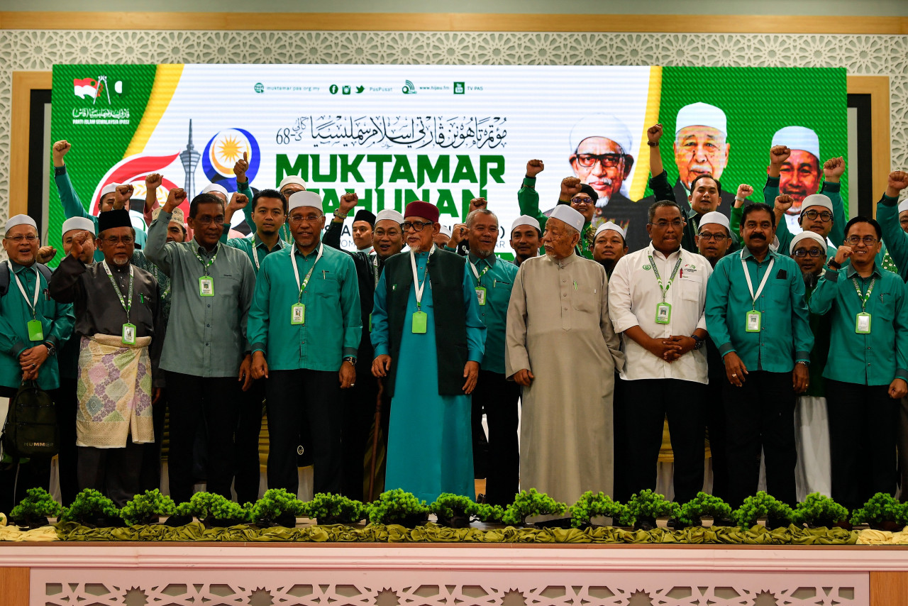 PAS leaders and members pose for a photo on the last day of the party’s 68th muktamar at the Kedah PAS complex in Kota Sarang Semut in Yan, Kedah, today. Throughout the gathering, delegates lined up to advocate the importance of ensuring straight fights in the constituencies that the Islamist party would contest. – Bernama pic, September 4, 2022