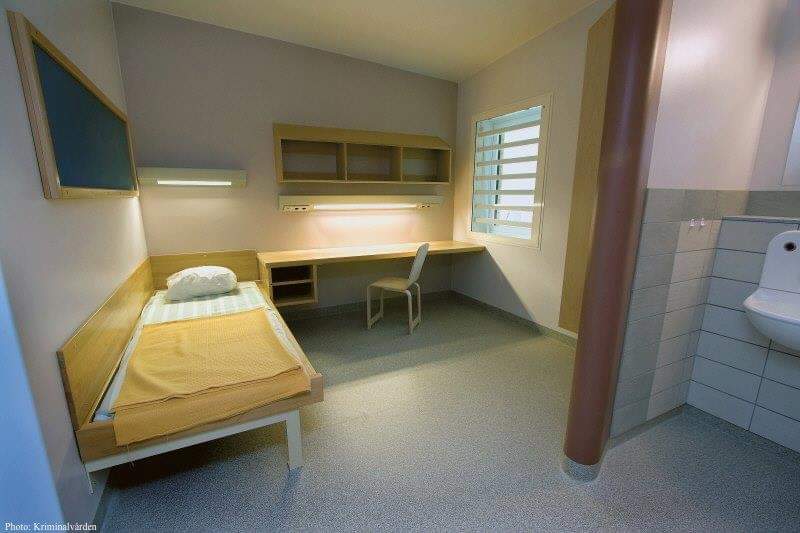 This is what a prison cell looks like in Sweden, furnished with basic amenities similar to a dorm room. By acknowledging that prisoners are still human beings and not depriving them of basic comfort and necessities, some countries are successful at keeping a low recidivism rate despite not subscribing to more aggressive forms of punishment. – Kriminalvalden pic, September 5, 2022