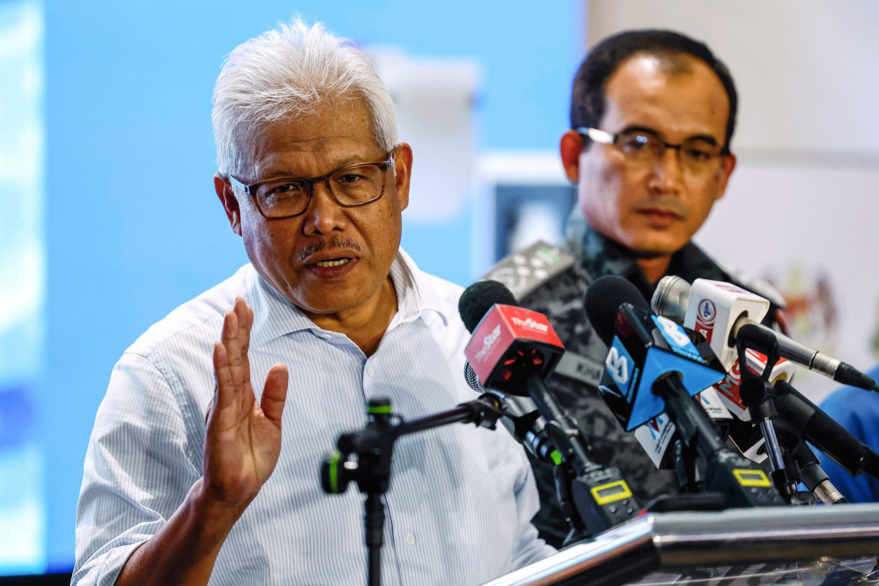 Bersatu secretary-general Datuk Seri Hamzah Zainudin (left) has dismissed Datuk Edmund Santhara’s move to Parti Bangsa Malaysia, saying that he may be fighting for his own interests. – Bernama pic, October 16, 2022