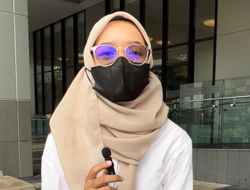 Anis, an 18-year-old student, says she continues to wear face masks for the good of herself and others, as the Covid-19 virus is still spreading. – LANCELOT THESEIRA/The Vibes pic, September 9, 2022
