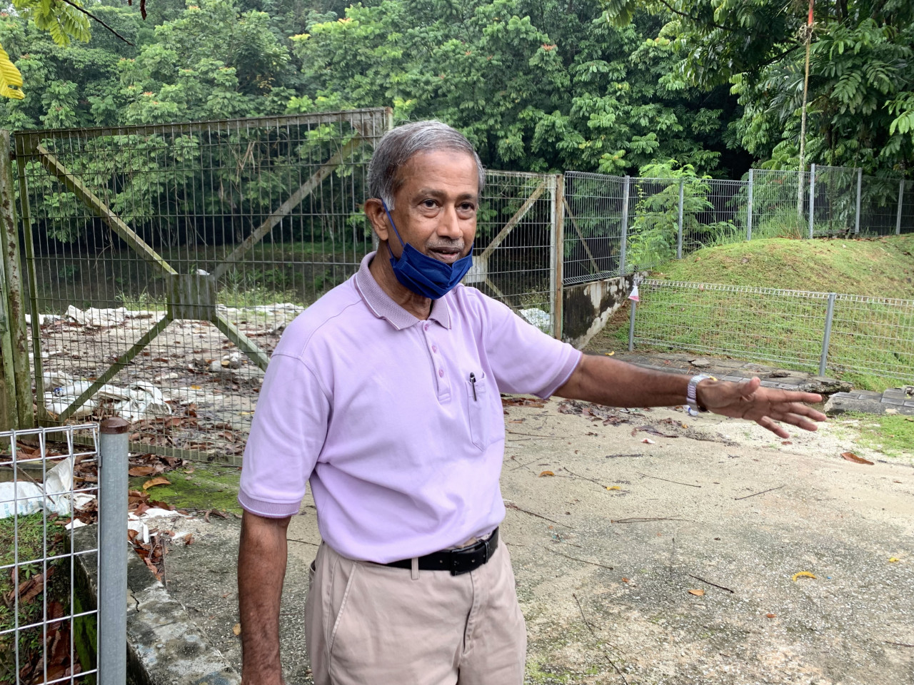 Bukit Bandaraya Residents’ Association adviser Datuk M. Ali briefs the media during a site visit to the Bangsar water retention pond. – AMAR SHAH MOHSEN/The Vibes pic, September 9, 2022