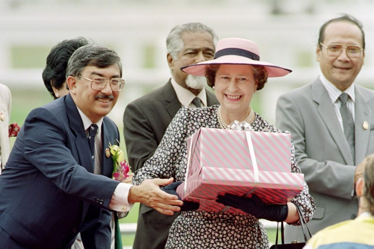 Queen Elizabeth II takes gifts from officials of the Selangor Turf Club in Kuala Lumpur to award the winner of a horse race in her honor on October 15, 1989. Many Malaysians, including leaders, have expressed their grief and are mourning her recent passing. – AFP pic, September 9, 2022