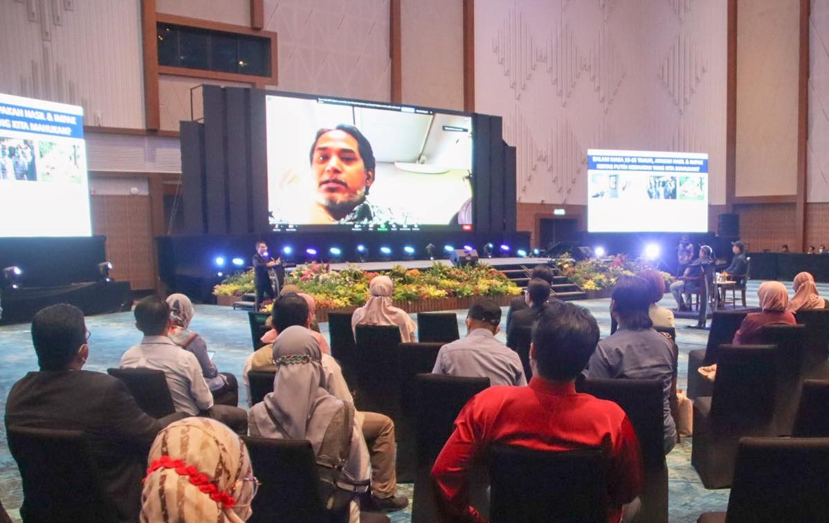 Health Minister Khairy Jamaluddin gives his briefing on the health white paper through live video conference, yesterday. He was supposed to attend the briefing in person but his flight to Kota Kinabalu was diverted to Labuan due to bad weather. – Noor Hisham Abdullah Facebook pic, September 10, 2022