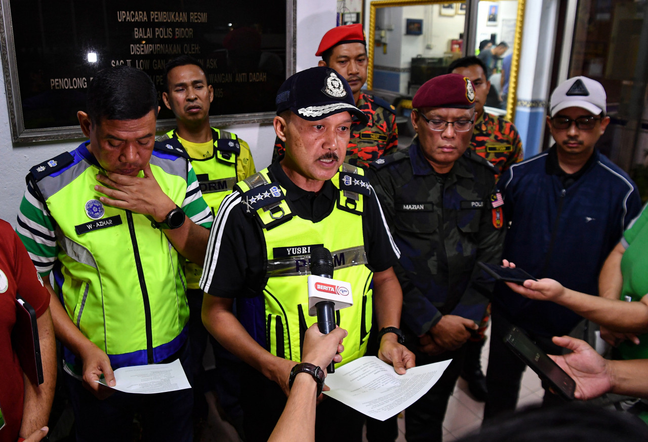 Perak police chief Datuk Mohd Yusri Hassan Basri (second left) had said an operations room was activated at the Bidor police station, with a total strength of 11 officers and 68 personnel consisting of police, including its air units and General Operations Force, Fire and Rescue Department as well as the Forestry Department. – Bernama pic, September 12, 2022 