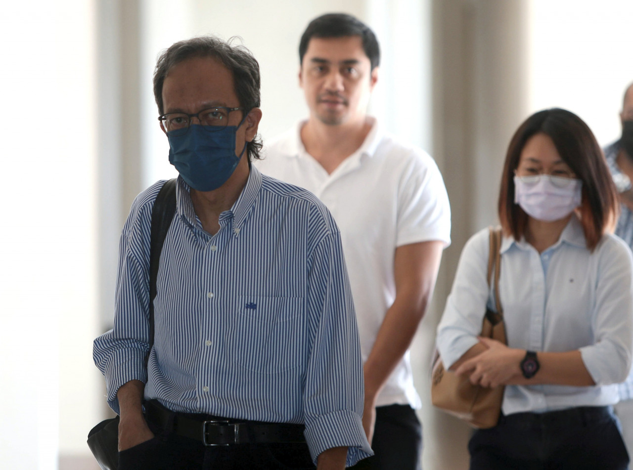 Former The Edge editor-in-chief Ahmad Azam Mohd Aris (left) faces charges over two articles on alleged penny stock manipulation. – Bernama pic, September 21, 2022 