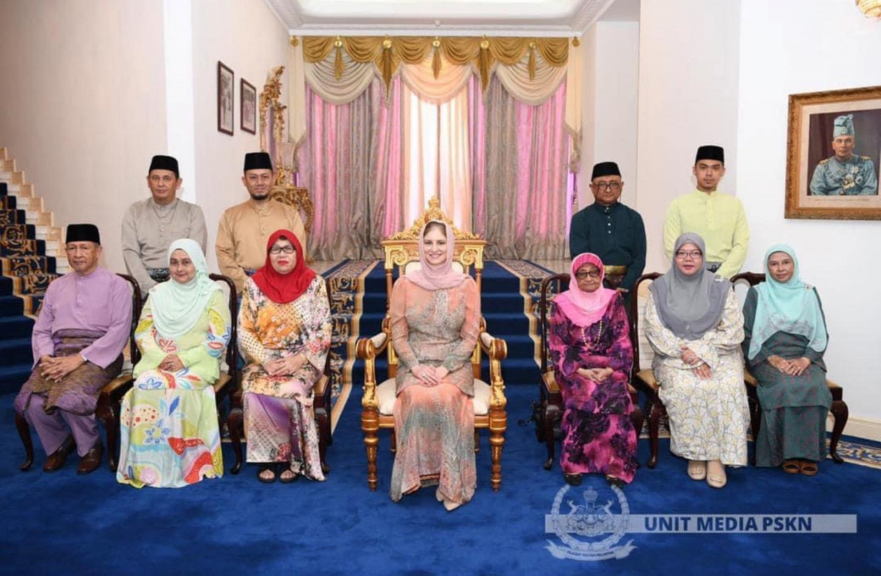 Kelantan Sultanah Nur Diana Petra Abdullah greets Pertubuhan Kerabat D’Raja Kelantan who visited her at the state palace with souvenirs. – Unit Media PSKN pic, September 14, 2022