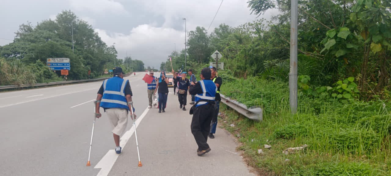 The veterans on their walk to Putrajaya. – @ZareenH_s Twitter pic, September 14, 2022