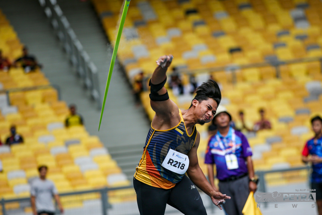 Perlis’ Syed Abrar Syed Ahmad Zawawi releases an attempt in the men’s javelin event in the 20th Malaysia Games (Sukma) at Bukit Jalil National Stadium, today. He recorded a distance of 60.00m, enough to give the state its second athletics gold of this year’s Sukma. – ALIF OMAR/The Vibes pic, September 18, 2022