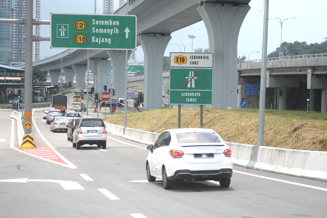 Road users have complained about bumper-to-bumper traffic even during off-peak hours near the Grand Saga Toll due to the new SUKE exit ramp. – Prolintas pic, September 25, 2022