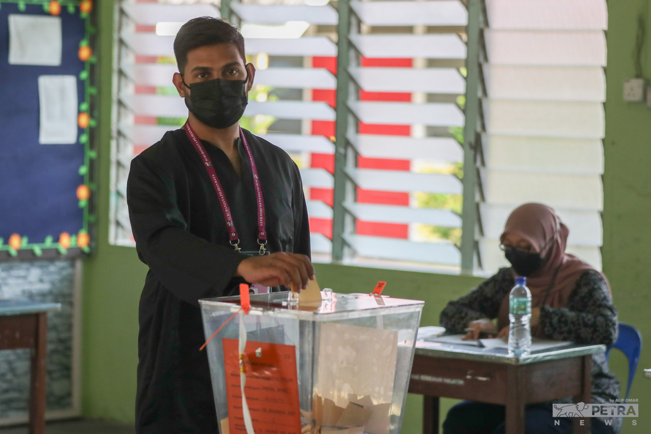 Muda’s candidate in Larkin, Rasid Abu Bakar, votes during the Johor election on March 12 this year. He garnered 4,948 votes compared to the 6,448 votes obtained by PKR’s Dr Zamil Najwah Arbain, both losing to Barisan Nasional’s Mohd Hairi Mad Shah. – The Vibes file pic, September 26, 2022