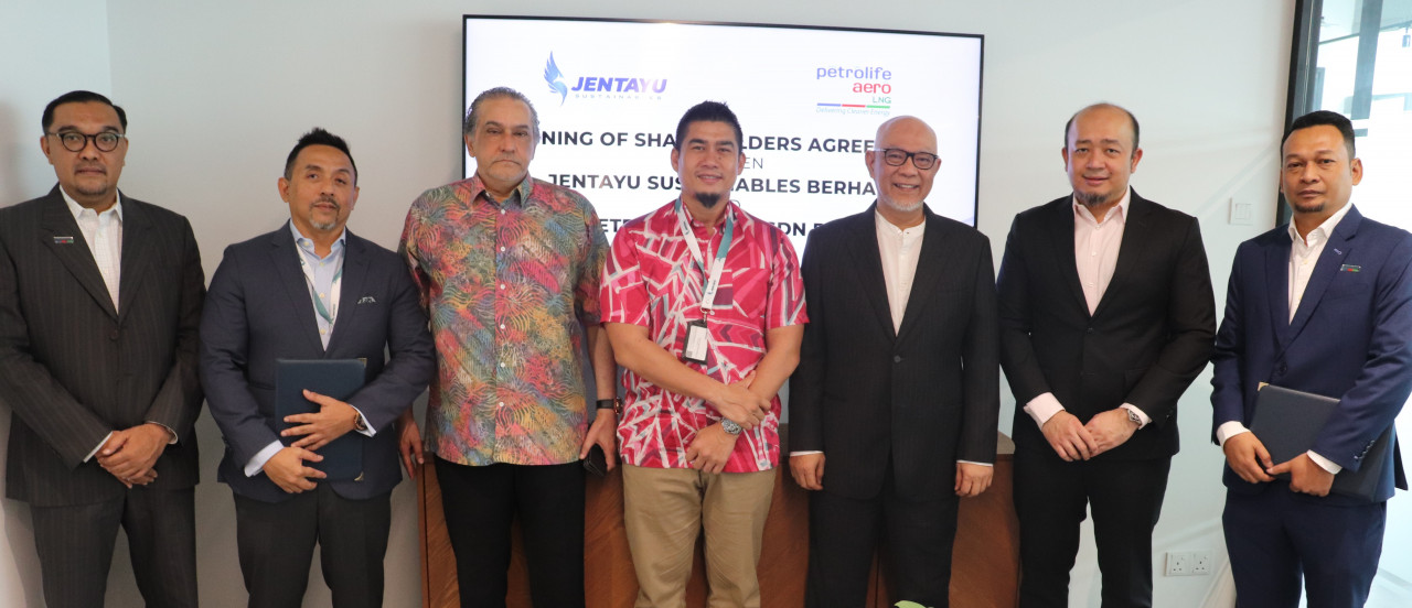 Jentayu Sustainables Bhd executive chairman Datuk Beroz Nikmal Mirdin (centre) poses for a photo with other stakeholders of the shareholders’ agreement between Jentayu Sustainables and Petrolife Aero Sdn Bhd. – Pic courtesy of Jentayu Sustainables Bhd, September 30, 2022