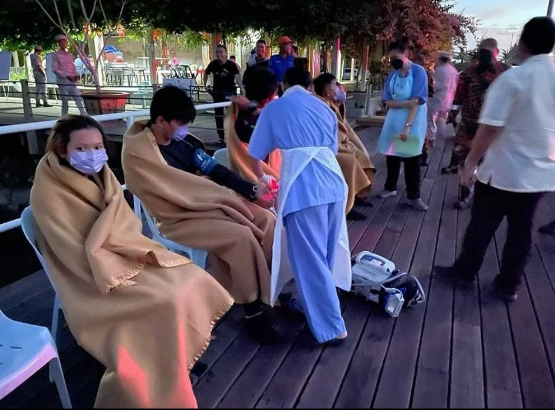 The divers were brought to safety at Marina Jetty around 6.30pm yesterday and underwent a brief health assessment by medical personnel before being brought to Miri Hospital for further observation. – MMEA pic, October 1, 2022