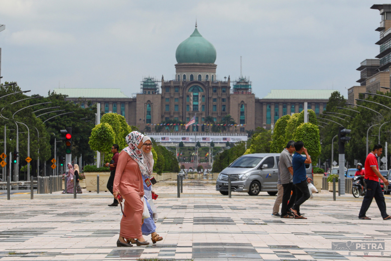 The bulk of the nation’s civil servants can rejoice over the government’s approval of a RM100 additional salary increase for those in Grade 11 to Grade 56, involving a total allocation of RM1.5 billion. – AZIM RAHMAN/The Vibes pic, October 9, 2022