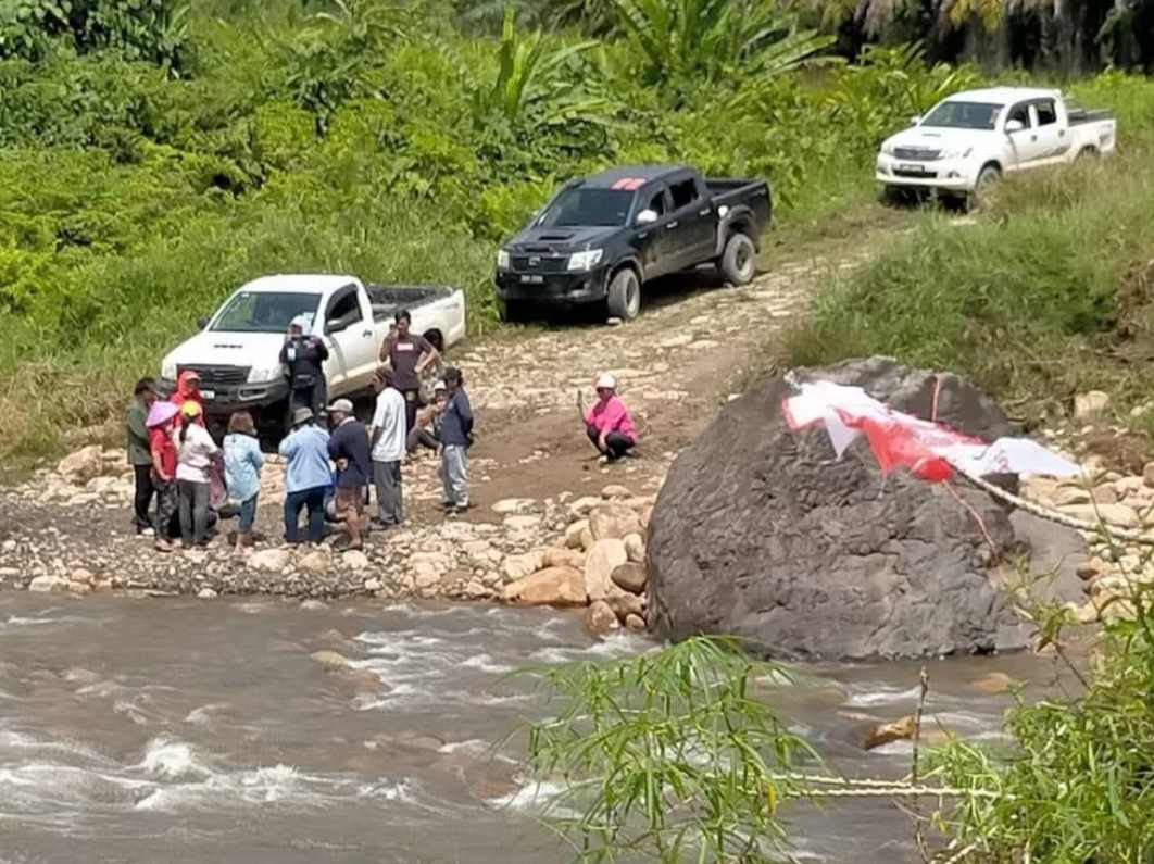On the day the federal government announced RM5.4 billion in allocations for Sarawak under Budget 2023, Baram natives were unable to have even a simple bridge to use and had to stage a desperate protest to express their difficulties, says native social activist Willie Kajan. – Pic courtesy of Willie Kajan, October 8, 2022
