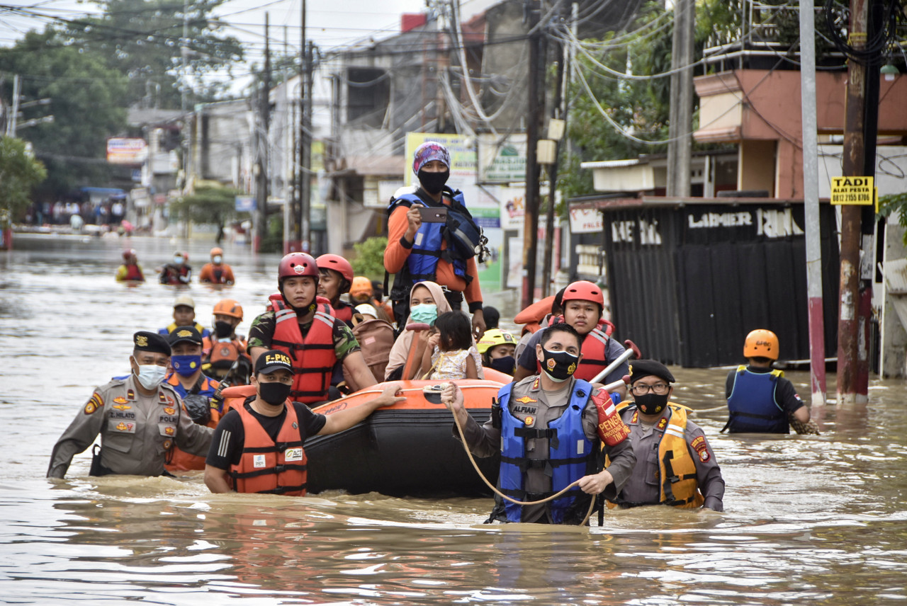 Rescuers evacuating residents from their flooded homes in Bekasi in 2021, as heavy rain inundated the city on the outskirts of Jakarta. – AFP pic, October 8, 2022