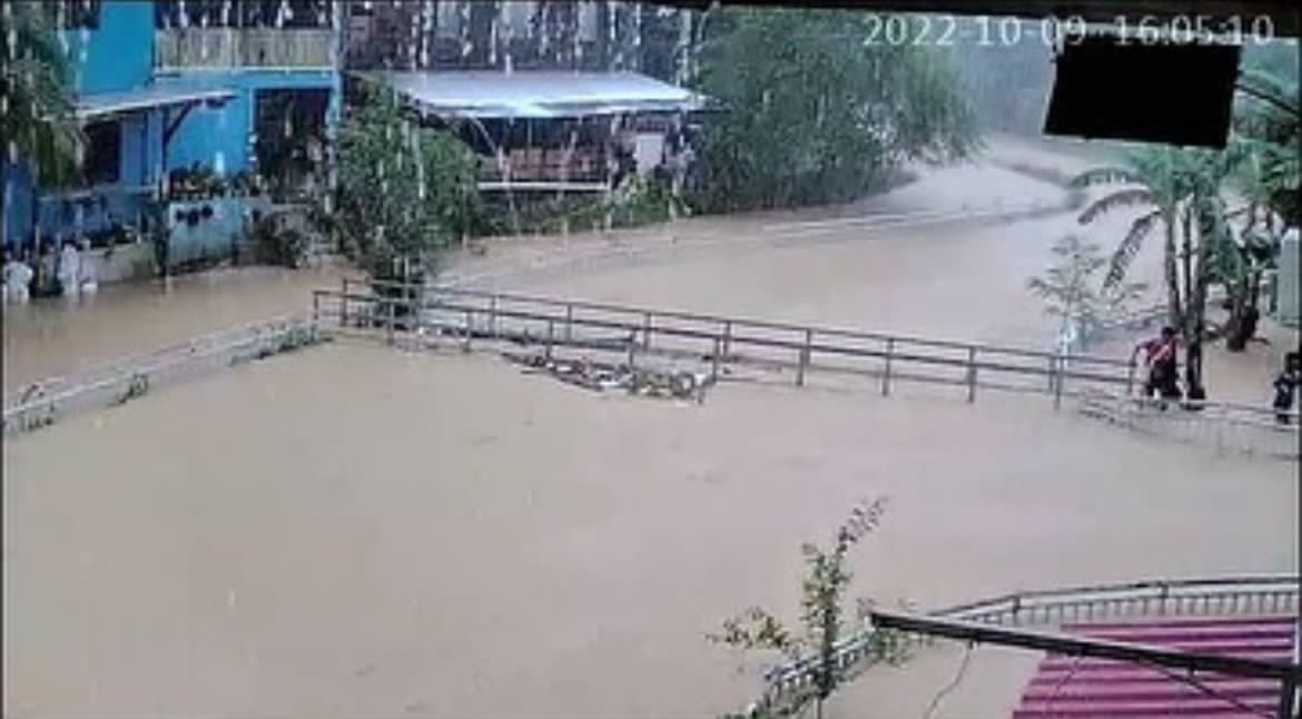 Houses and road used by locals are drowned by muddy waters after downpours hit parts of Penampang and Sepanggar, causing river levels to continuously and dangerously rise. – Social media pic, October 9, 2022  