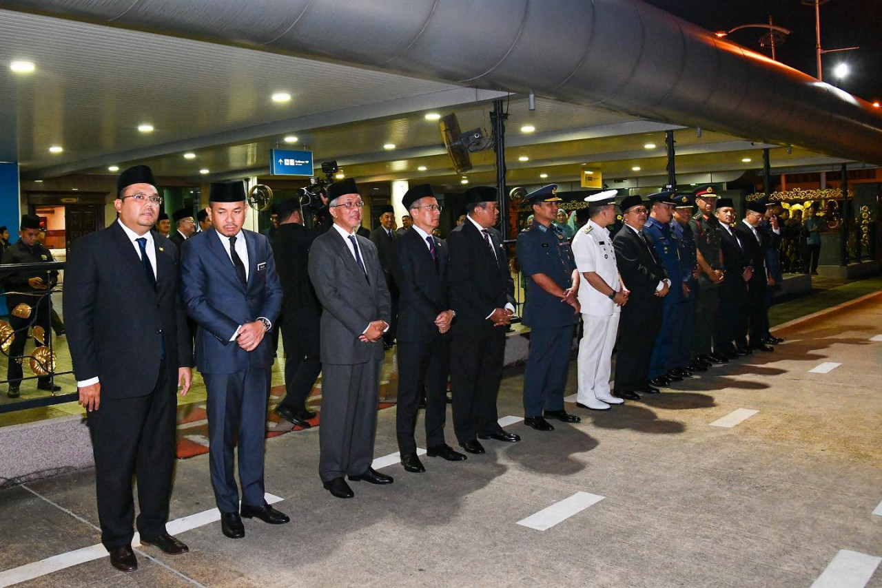 The presence of Tan Sri Azhar Azizan Harun (fourth from left) in the entourage at the Royal Air Force Base in Sg Besi to see off the king and queen may be an indication that Parliament will soon be dissolved. – Istana Negara Facebook pic, October 10, 2022