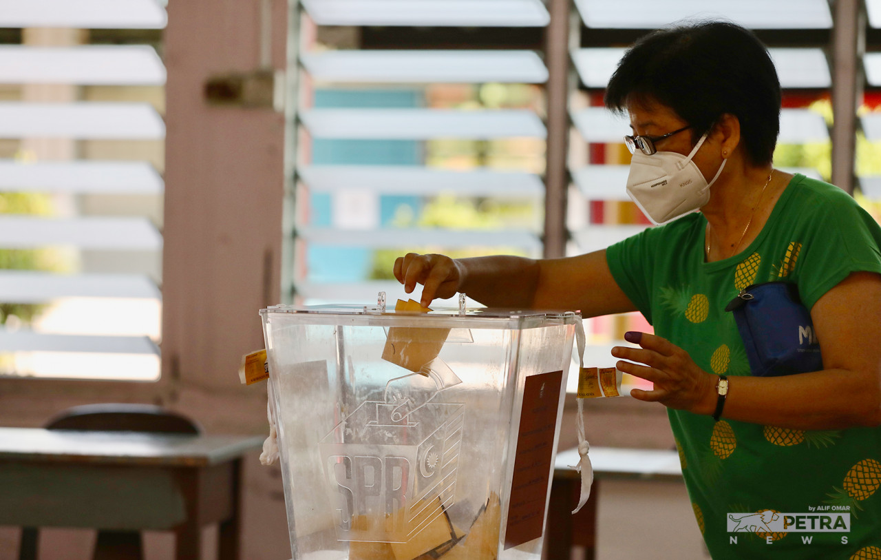 A woman voting at SMK Aminuddin Baki in Johor Baru during the Johor election on March 12 this year. The state polls saw a low turnout of only around 55%. – The Vibes file pic, November 15, 2022