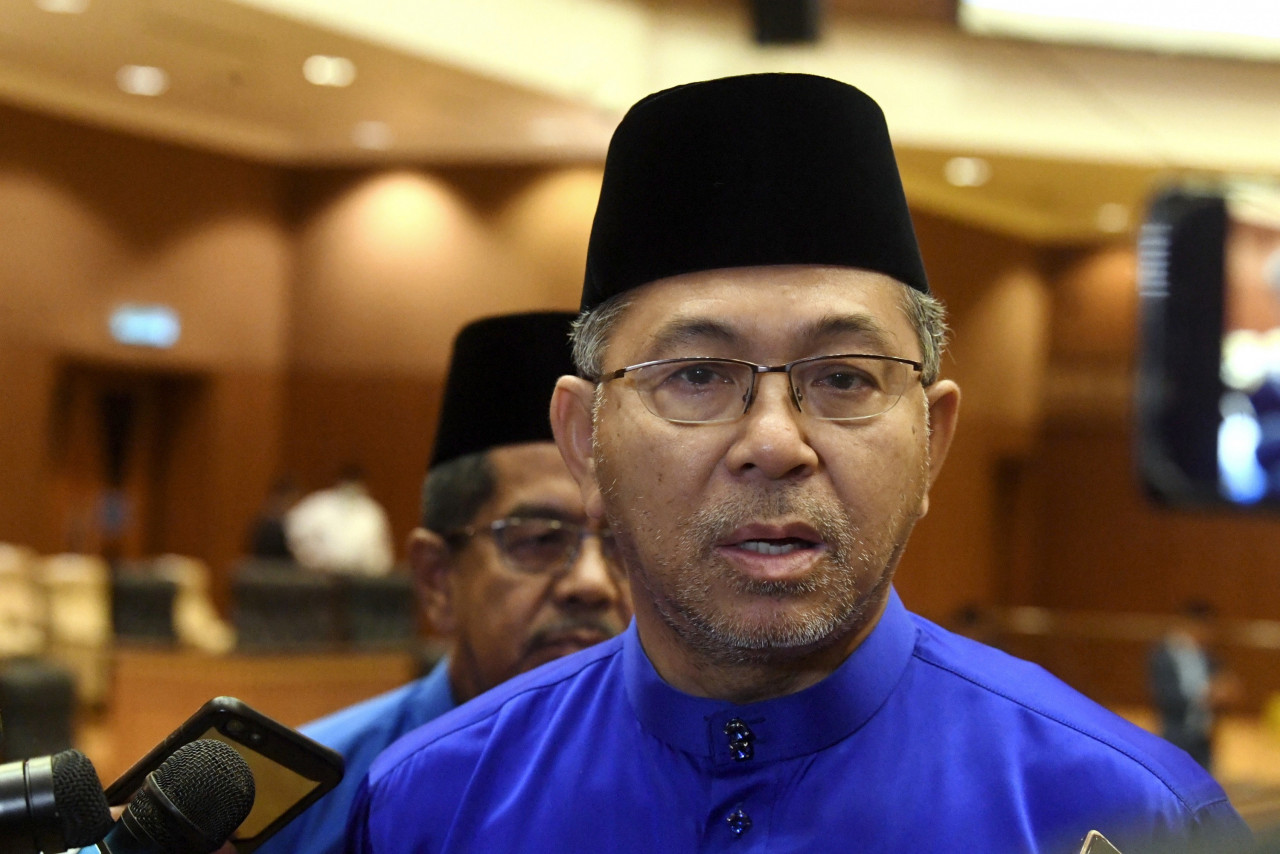 Datuk Seri Azlan Man (pic) of Barisan Nasional (BN) has labelled Datuk Seri Shahidan Kassim as a traitor for defending his Arau seat under Perikatan Nasional after being dropped from BN as a candidate. – Bernama pic, November 10, 2022