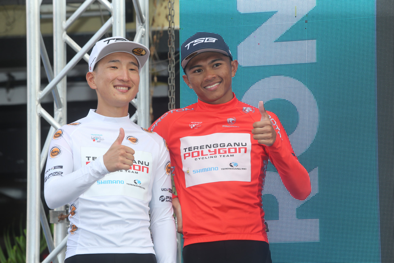 Jambaljamts Sainbayar (left) retains control of the white jersey as Best Asian Rider, while Muhammad Nur Aiman Zariff (right) defends his red jersey in the best climbers’ classification – King of Mountain. – Pic courtesy of 2022 Le Tour de Langkawi, October 15, 2022