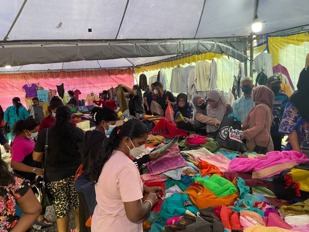 Sangetha Jayakumar says that the garage that was scheduled to run for six hours had to close after clothes finished in two hours. – Pic courtesy of Wanis, October 18, 2022