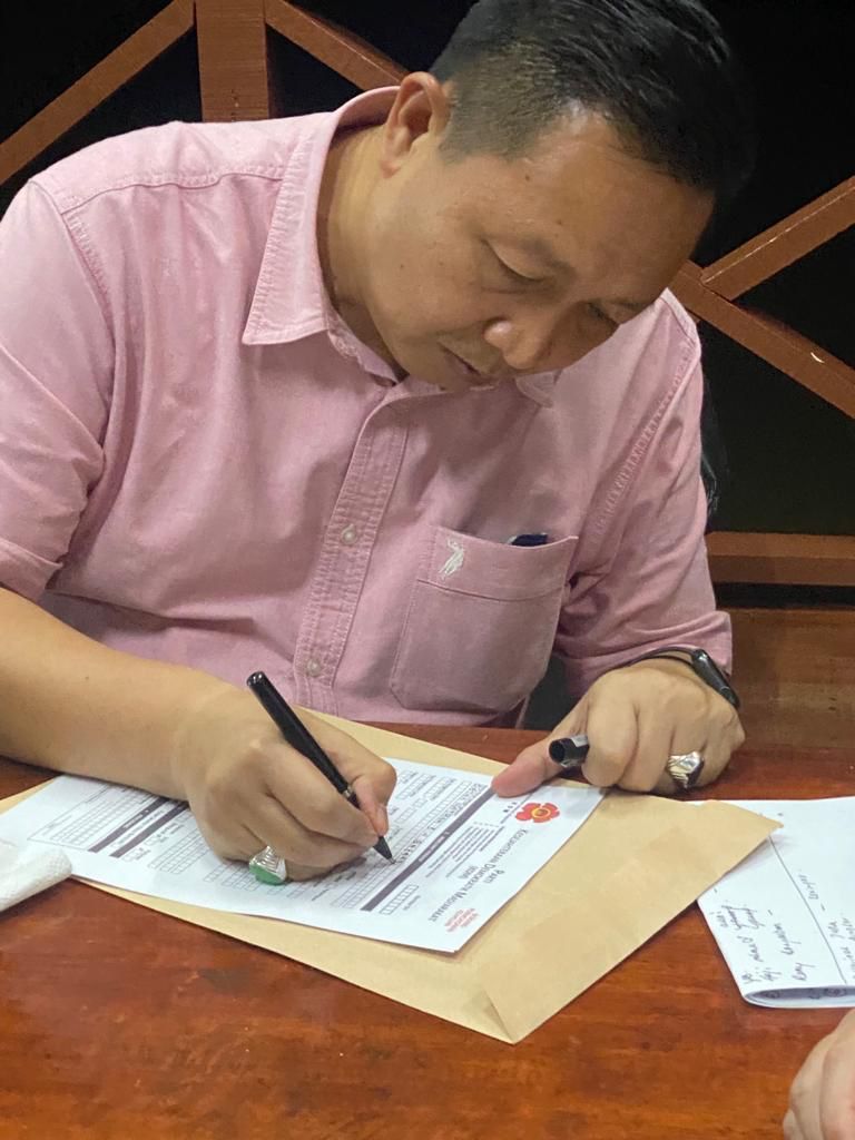 A viral photograph of Datuk Wetrom Bahanda apparently signing a KDM membership form. – Facebook pic, October 19, 2022 