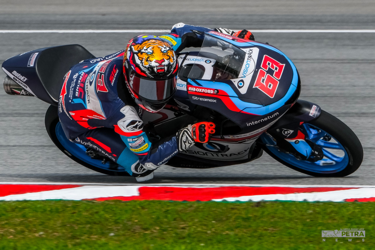 Damok takes a corner during free practice for the Moto3 class at Sepang International Circuit in Sepang, Selangor today. He will pair up with Brazilian rider Diogo Moreira at the MT Helmets-MSi racing team in next year’s Moto3 season. – ABDUL RAZAK LATIF/The Vibes pic, October 21, 2022
