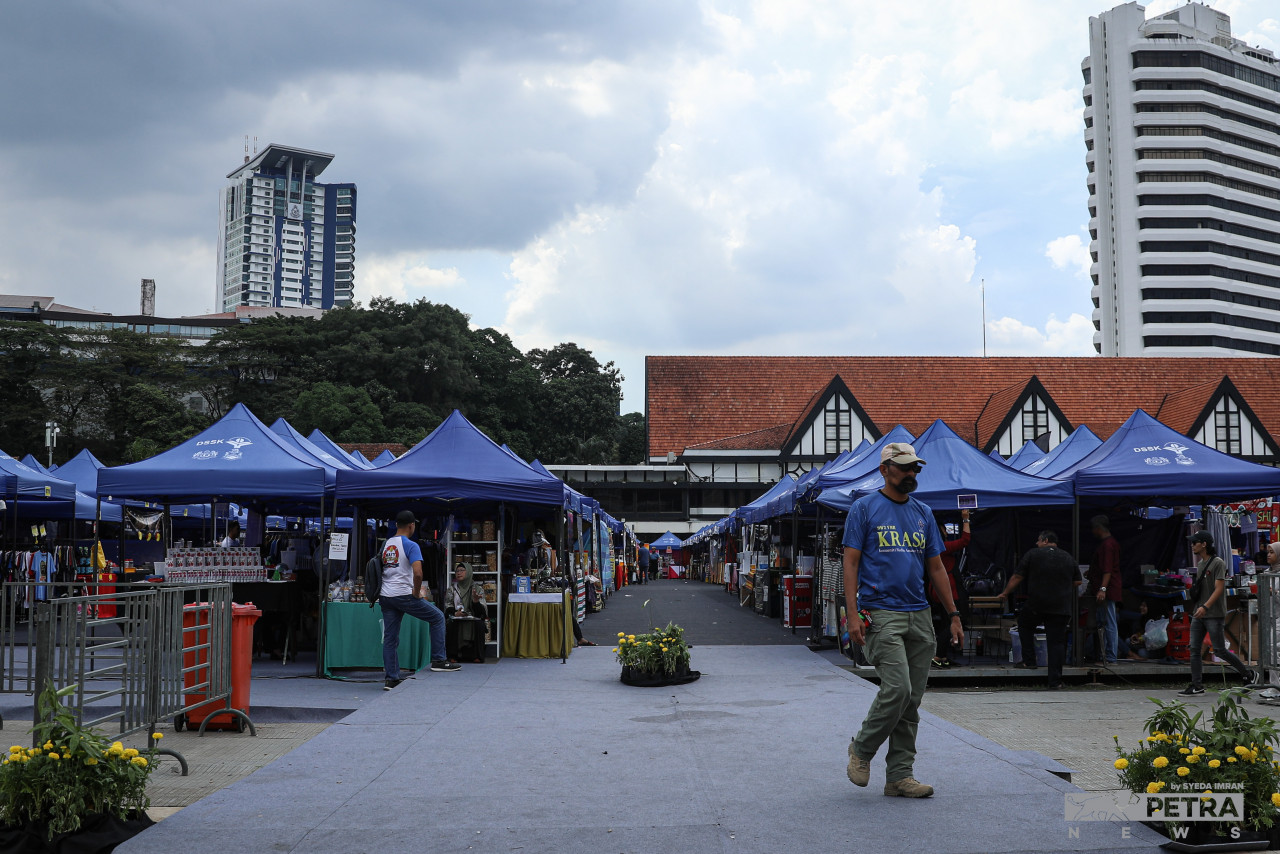 Stalls at the 2022 Mega Festival for Hawkers, Traders, and Small Entrepreneurs at Dataran Merdeka in Kuala Lumpur on Thursday. The event was launched by caretaker prime minister Datuk Seri Ismail Sabri Yaakob. – SYEDA IMRAN/The Vibes pic, October 23, 2022