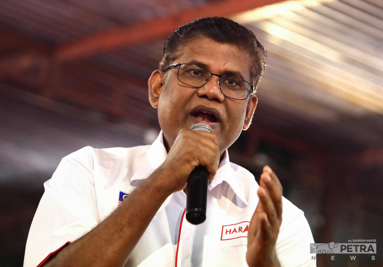As of 7.50pm, PH’s V. Ganabatirau moves to top position in Klang with 576 votes, taking over BN’s 459 votes, followed by PN (364), independent Hedrhin Ramli (18), Warisan (nine), independent Deepak Jaikishan (two) and PRM’s S. Chandrasegar (one). –  The Vibes file pic, November 19, 2022
